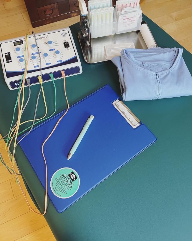 ☻︎
こんにちは、ヨガトハリです
.
出張鍼灸メンテナンス
よくいただくご質問たち
この場を借りてお答えします
.
１.出張治療ってどんなことするの？
↓ ↓ ↓
①まず問診票を記入して
②動作や姿勢のチェックをして
（ご希望の場合Before撮影）
③徒手や鍼灸の施術を受けて
④また動作チェックして
（After撮影はここで）
⑤注意点、治療ペースを確認

ざっくりこんな流れです
.
.
ちなみにpicは
出張の際持参するセット

𖧷問診票ファイル
𖧷患者着
𖧷鍼セット
𖧷通電用パルス
𖧷施術ベッド（応相談）

写っていませんが
マッサージオイルなども
いざという時用に持っています
.
.
２.何か用意するものは？
↓ ↓ ↓
施術で使うタオルをお借りします
.
治療代を抑えるためでもありますが
いつも使うタオルの感触に
安心して身を預けられる
そんな効果もあるかな
なんて思います
.
.
昨日は
お友達同士で
お誘い合わせての治療
それぞれお悩みは異なりますので
お話してご要望を伺いながら
丁寧に進めました
.
お待ちいただく方は
お茶とお喋りを楽しんで
好きな人と好きな空間で治療
なんとも理想的ですね
.
.
交通事情や
駐車場のコストや
いろいろご相談しながら
最適な形でお伺いしています
.
「ちょっと遠いけど来てくれるの？」
悩んだ時はぜひご相談ください
あなたのなりたい快適に
心をこめてお手伝いいたします
.
.
#施術スペース 
#こんな感じです 
#施術ベッド 
#搬入できる時はお持ちします 
#パルス 
#鍼着 
.