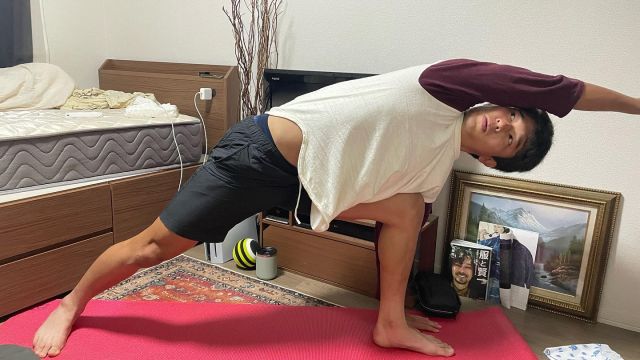 ☻︎
【晃生ヨガ日記　Day2】 @kousei_ashibe 
さて、2回目です。長文。
.
今回は少し時間が取れたので
序盤に哲学的な講話も少々。※後半に綴っています。
.
初回はどうしても力みが伴うものです。
ご多分に漏れず首の筋肉痛を経験した前回の芦部くん。
何事も”０が１になる瞬間”が一番大変なわけで
2回目以降はグッと楽になるはず、と励ましつつ始まりました。
.
レッスンは生もの。
毎回その時の身体の悩みを聞いて
それを解決するためのシークエンスを考えます。
だからイメージはしておきますが、ノープラン。←え
今回のテーマはサッカープレー中に気になる
「足首の横ブレを解消する」に決定！
.
股関節周りの準備アーサナ（pic2）から
スタンディングポーズで構成することにしたのですが、、、
さすがは芦部くん。
気づいてしまったんですよね。
スタンディングポーズに不可欠な
『股関節の引き込み』というラスボスに。。。
（コレで彼の身体の悩みは大半解決すると私は思っています）
.
「右足を一歩前、右手の隣まで」
一般のクラスでは簡単に言ってのけられるこの動きには
本当にさまざまな動きの要素が詰まっているんです。
ただ脚を出すだけでは全く前に出ないし
置き場のゴールだけ見ていると余計な動きが入るし
ブンッと勢いで出せたとしても後のポーズが続かないし…
と、いうことで
晃生ヨガの真骨頂、千本ノックの始まりです。
.
.
ところで皆さん、
”全習法”と”分習法”ってご存じでしょうか？
1つのアーサナ（ポーズ）を全習法とするならば
上半身だけ、など分解練習するのが分習法です。
（その上半身は更に腕だけ、肩だけ、と分習できます。）
.
この日は完全に分習メイン。
ただただランジに向けての脚の送り出しに終始しました。
デモを見せ、分解練習を経てからの実践。
行き詰ったら分解しながらデモを見せ、
更に動きを細分化して習得に努める、でまた実践。
パーツが完成したら組み合わせて連動させる練習へ。
遠回りのようで、実はこれが一番最短で一番定着する秘訣かと思います。
.
「結構頑張ってたのにな～」
前回アシストに夢中で撮影がおろそかになり
芦部くんちょっと残念がっていたので
反省して今回は分習後の実践はほぼすべて撮影しました。
動画におさめただけでもtake10は余裕で超えます。
（手が塞がってるから私は「そうそうそう」ばかり笑）

pic3：分習が進んだのでガイドを入れた時。
pic4と5：数ある動画から気づきを得た瞬間の姿。
pic6：分習でたどり着いたヴィラバドラーサナⅠ（Warrior Ⅰ Pose）の脚。
pic1：パールシュヴァコナーサナSide Angle Pose。TOPにふさわしい！
pic7：見て！バラーサナChild Pose、変わりましたよね？！
pic8：クラス前の元気な私たち。

マットの上で真剣にアーサナに臨むのは
マットを降りた後の自分を快適にするため。
この使い方なら週末のリーグ戦に残る疲れは少ないはずです。
.
.
「身体が変わっていくのが楽しくて仕方ない！」
2回目を終えてこんな感想を寄せてくれました。
次々と気づきを得る姿に私も学びを得つつ
ほんの少し先からその道を照らしたいと思います。
.
＝＝＝＝＝＝＝＝＝＝＝＝＝＝＝＝＝＝＝＝
.
『 YOGAS CHITTA VRITTI NIRODHAH 』
ﾖｰｶﾞ ﾁｯﾀ ｳﾞﾘｯﾃｨ ﾆﾛｰﾀﾞ（ヨガ・スートラ第1章第2節）
和訳として最も有名な表現は
「ヨガとは心の作用を死滅することである」
私が一番初めにこの表現に出会ったとき
無感情・無感動のような
至極寂しい気持ちになったことを覚えています
（それからきちんとした解釈を知るのですが）
.
ネガティブ過ぎるのはやさぐれたり捨て鉢になったり
ポジティブ過ぎるのは驕ったり安定感を失ったり
だからヨガで中庸・平穏という心の在り方を学ぶのです
.
『 YOGAS CHITTA VRITTI NIRODHAH 』
私のような誤解のないよう、
「人間って取り巻くものの浮き沈みに心がつられてしまうけど、なるべく心をかき乱されることなく平穏にいようよねってこと」
なんて私なりに訳して伝えてみました
.
.
”プライベートがサッカーに影響することはないけれど
サッカーの出来不出来に感情がつられてしまうことがある”
そんな心の内を伝えてくれた芦部くん
本当にサッカーを愛してやまないんだと感じます
.
前回ここにも書いたとおり
”あなた”を取り巻くすべては”あなた”をより輝かせるツール
輝いているのはツールでなく”あなた”
.
芦部くんはサッカーという最高のツールに出会い
これから輝くような活躍の場が待っているんだと思います
だけど決して忘れないでほしいのは
そのツールがあってもなくても
”芦部晃生”という存在の素晴らしさは不変だということ
それを知る手助けにヨガがなればいいよね
そんな話をした2日目
.
.
ヨガを伝える身として
生徒は最大の師であります
速いけど、決して跳び越えることなく
一歩ずつ、確実に進むわが師 芦部晃生の歩み
また次回も綴っていきます