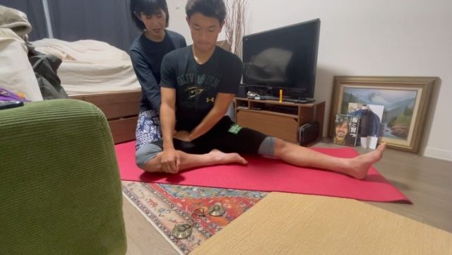 ☻︎
【晃生ヨガ日記　Day3番外編】 @kousei_ashibe 
ーーーーーーーーーーーーーーーーーーーーーーーー
「読んでます」とお声をいただき感謝しております
どうぞいいねとフォローで応援してくださいね
（特にkgufootballのみんな、頼みますよー）
初回からの歩みはストーリーハイライトから @yogatohari_24 
ーーーーーーーーーーーーーーーーーーーーーーーー
パールシュバコナーサナ Side Angle Poseに入る際
「先生、あれやりたいから補助してください！」と
脇腹の緊張をほどくために準備運動で入れた
パリブリッタジャヌシールシャアーサナ Twisted Head-to-Knee Forward Bend
.
ヨガの“補助”というと
ギューッと押すんじゃ！？と思われがちですが、
動きの支点をつくったり
皮膚周辺を操作したりすることで
骨のしくみと筋肉の作用を意図的に使いポーズを完成させています。
片側だけで2分とちょっと。
「足指に手が届く」を簡単にやってのけているわけではないこと、お判りいただけるかと思います。
関節を守るためには大事にポーズから出るのがmustですが、、、
これはまたの課題にしましょうか、芦部くん😊
.
.
#晃生ヨガ日記 #芦部晃生 
#アスリートヨガ #コンディショニングヨガ 
#サッカーとヨガ